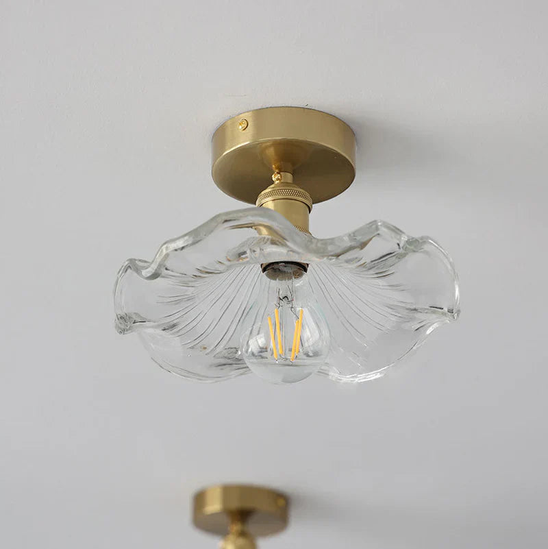 Dekorativ loftlampe med glasskærm i bladform