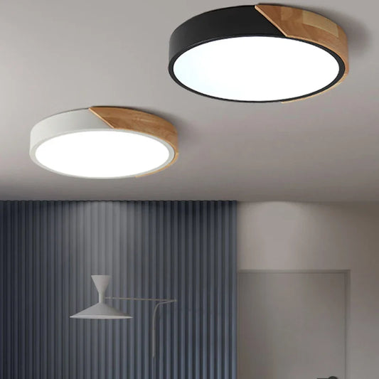 Moderne LED-loftlampe med trædetalje – fladt design til lavloftede rum