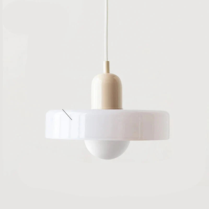Moderne pendellampe med farvet glasskærm
