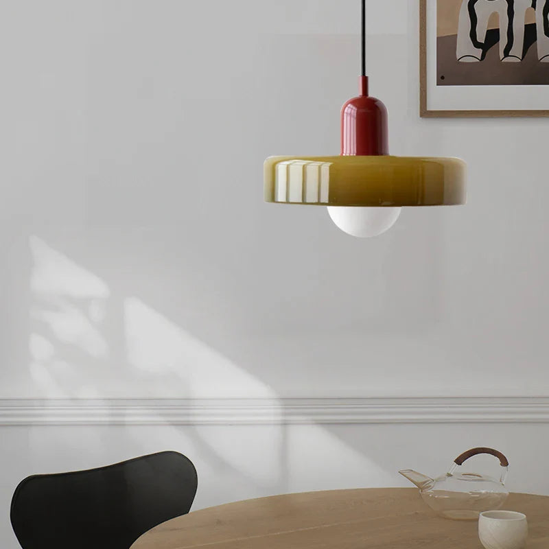 Moderne pendellampe med farvet glasskærm