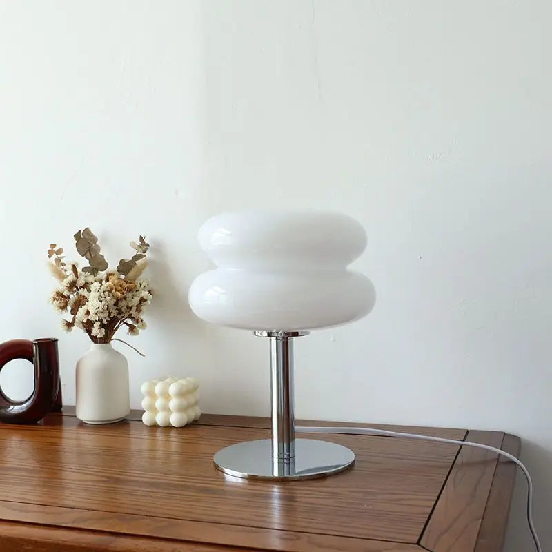 Designer bordlampe med retro-inspireret lampeskærm