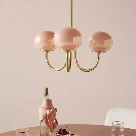 Glamour lysekrone med metalstruktur og glasskærme