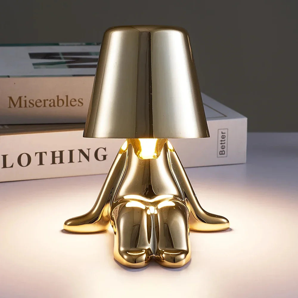 Designer LED bordlampe formet som en siddende figur med blank finish