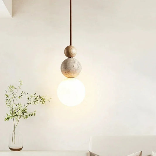 Moderne pendellampe med kugleformede detaljer