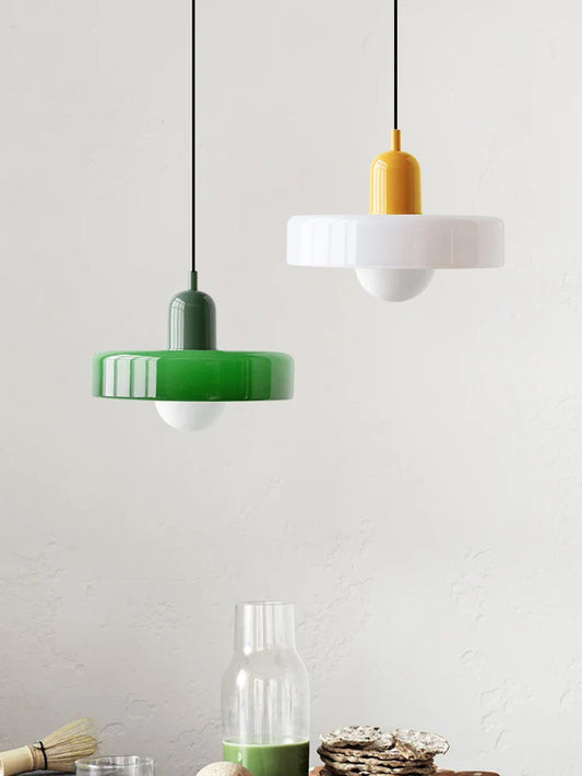Moderne pendellampe med farvet glasskærm – Bauhaus-inspireret