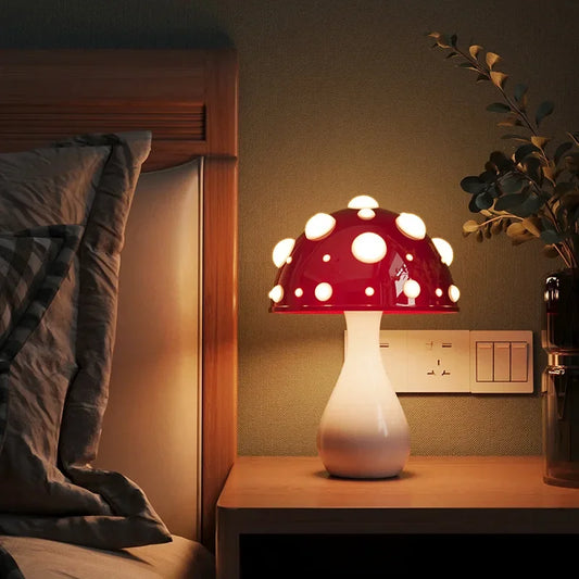 Dekorativ bordlampe formet som en fluesvamp – til soveværelse og stue
