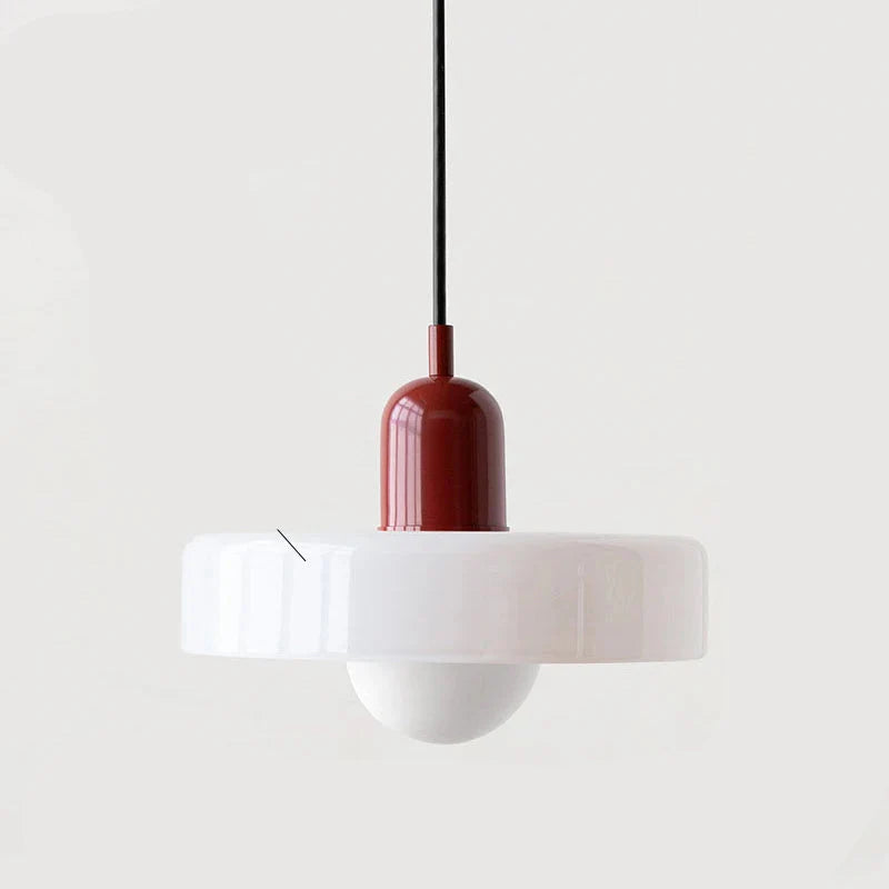 Moderne pendellampe med farvet glasskærm
