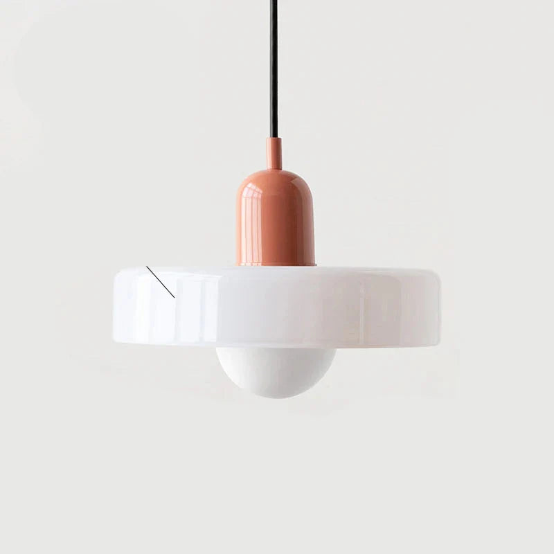Moderne pendellampe med farvet glasskærm