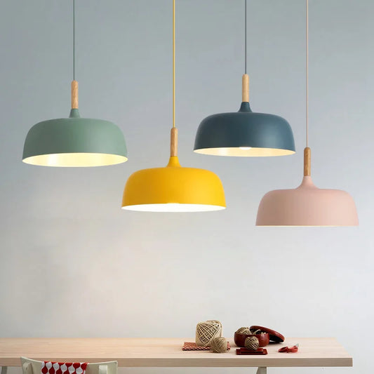 Moderne pendellampe i metal med trædetalje – minimalistisk skandinavisk stil