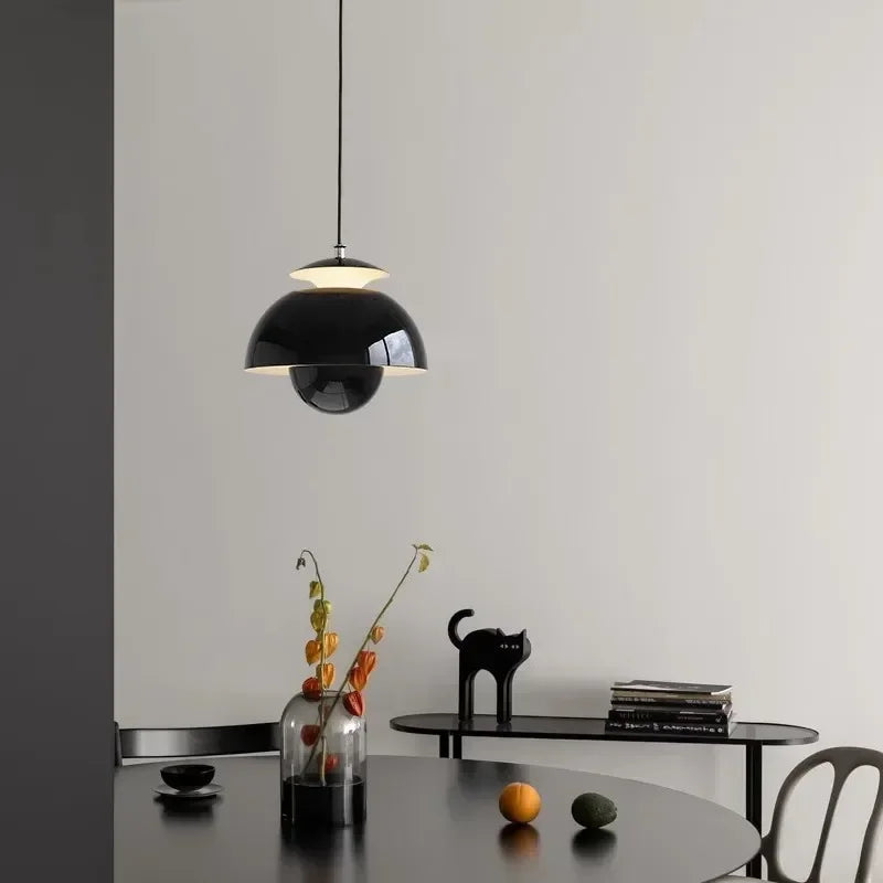 Moderne pendellampe i retrostil – geometrisk skærm med elegant sfærisk form