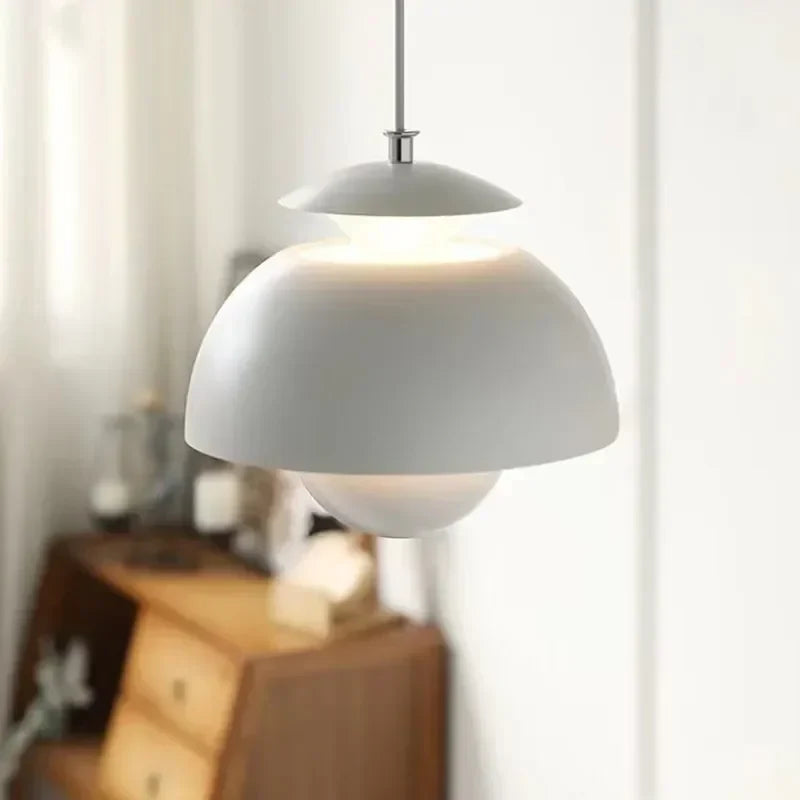 Moderne pendellampe i retrostil – geometrisk skærm med elegant sfærisk form