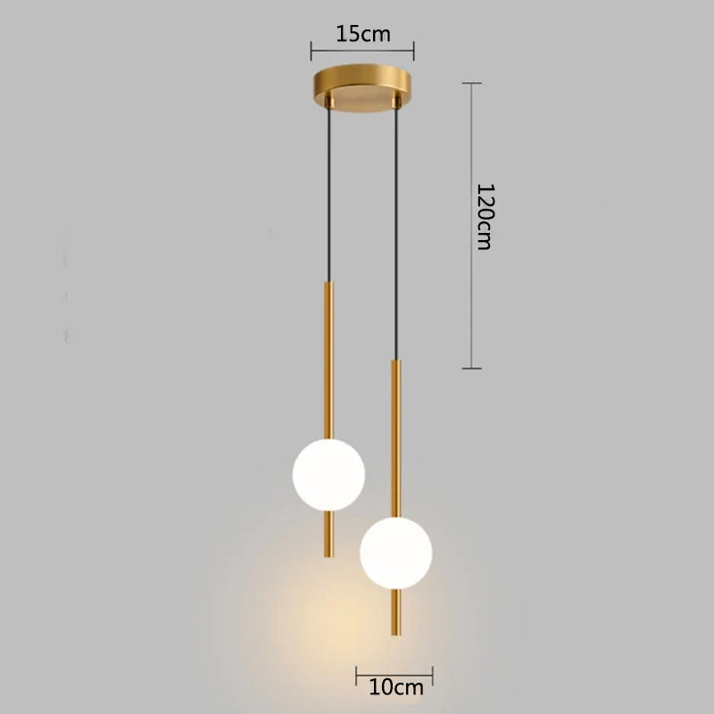 Moderne pendellampe med kugleformet skærm i mat glas