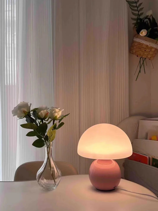 Moderne bordlampe med kugleformet fod og skærm i svampeform