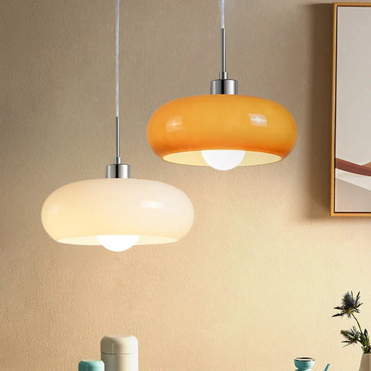 Pendellampe med opaliserende glasskærm – elegant retrolook i moderne stil