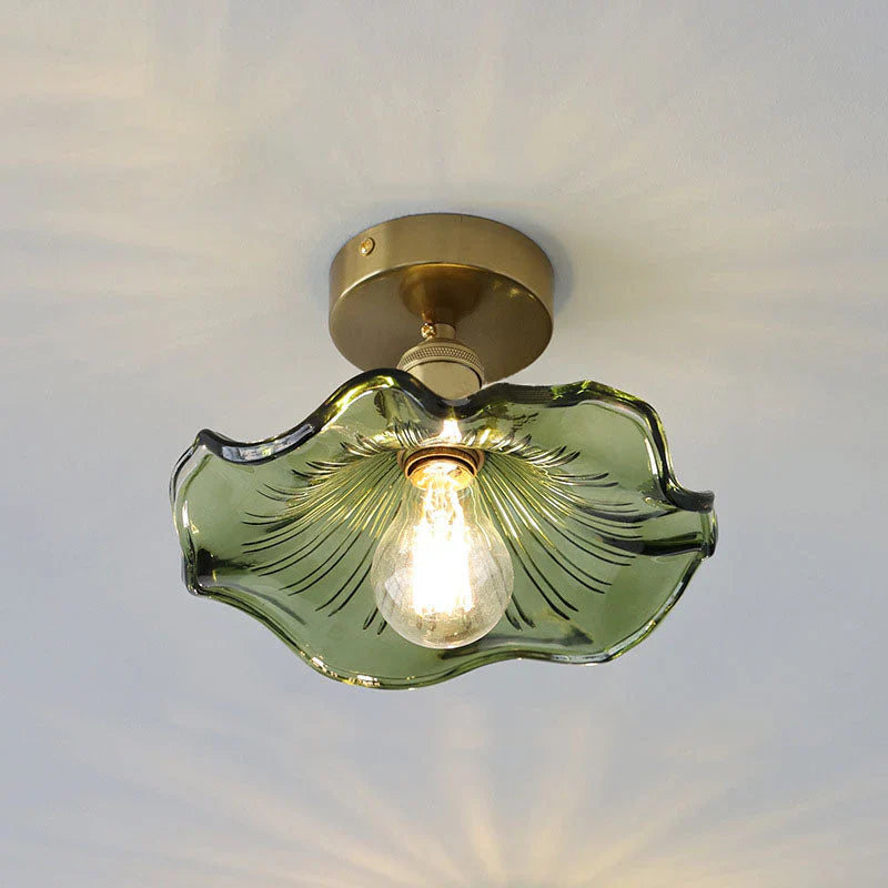 Dekorativ loftlampe med glaslampeskærm i bladform