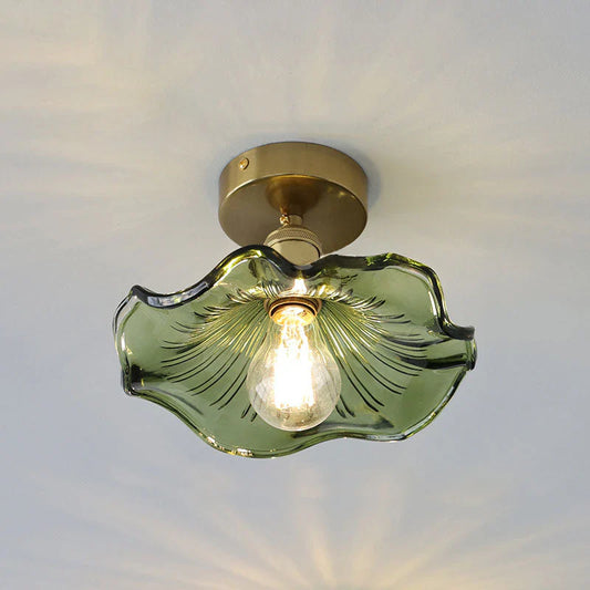 Dekorativ loftlampe med glaslampeskærm i bladform