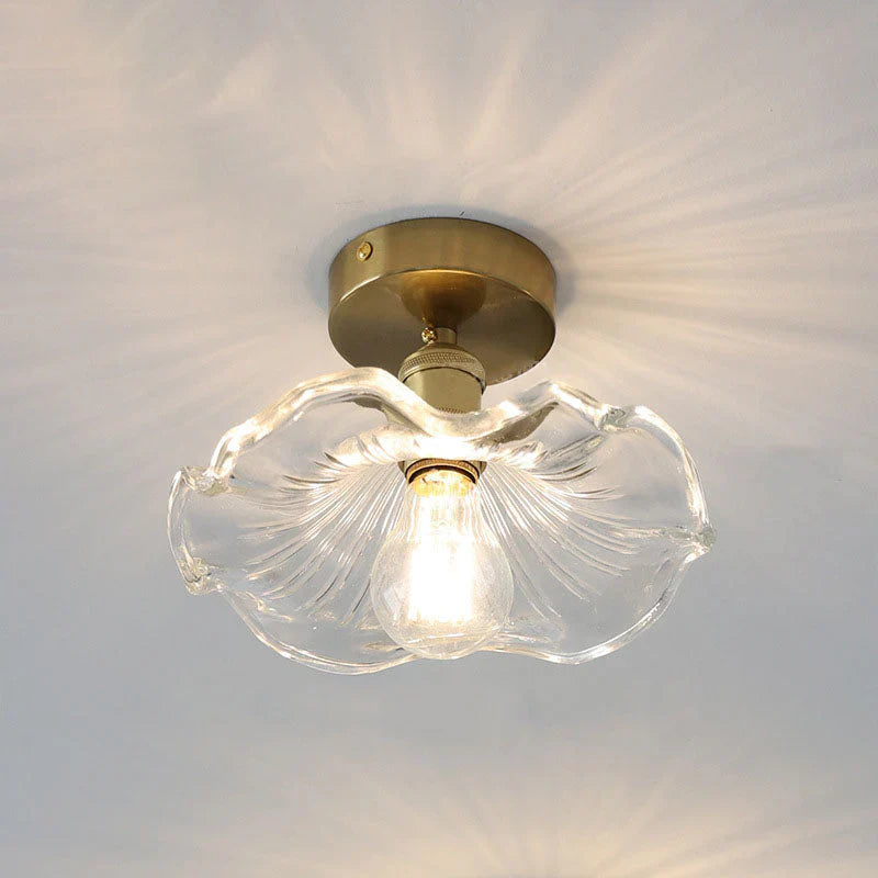 Dekorativ loftlampe med glaslampeskærm i bladform