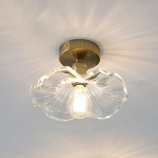 Dekorativ loftlampe med glasskærm i bladform