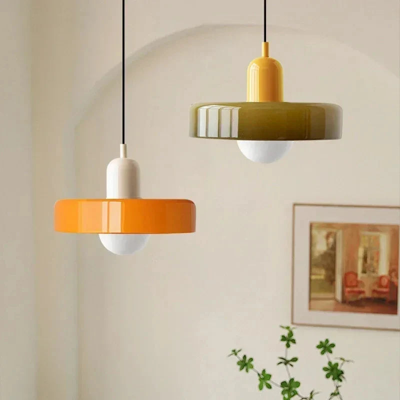 Moderne pendellampe med farvet glasskærm