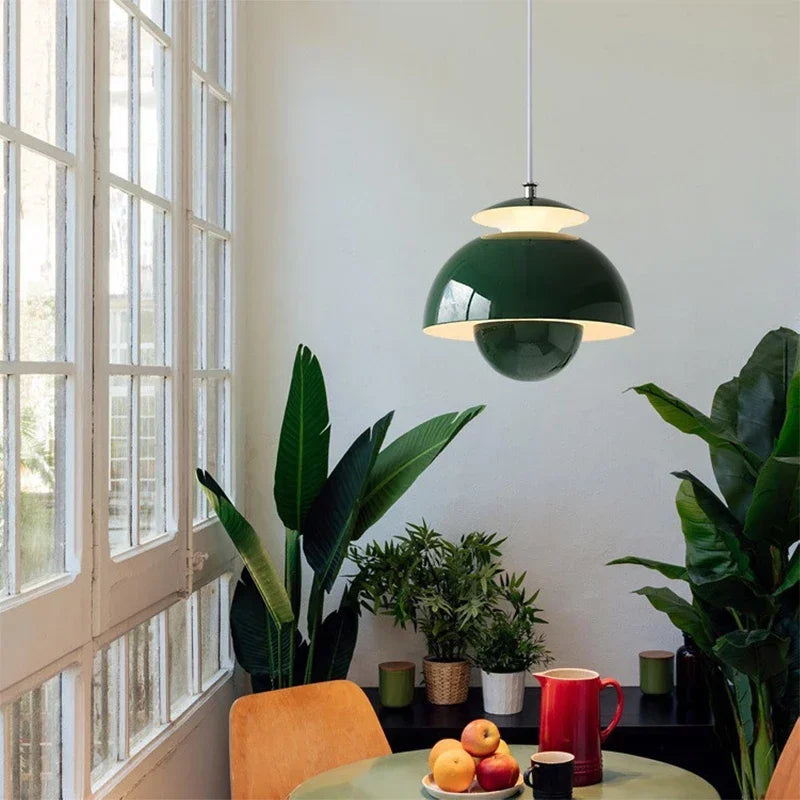 Moderne pendellampe i retrostil – geometrisk skærm med elegant sfærisk form