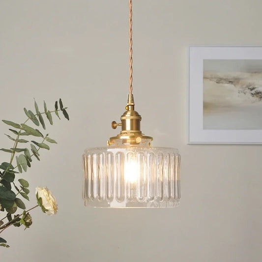 Vintage pendellampe med riflet glasskærm og guldfinish