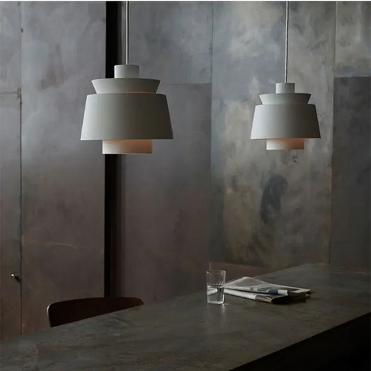 Moderne pendellampe med metalskærm