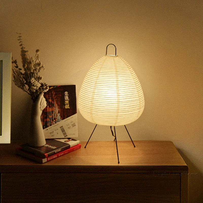 Moderne bordlampe med rispapirsskærm på trefod – LED