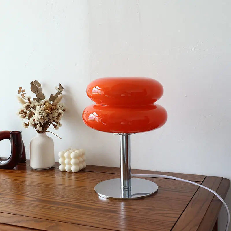 Designer bordlampe med retro-inspireret lampeskærm