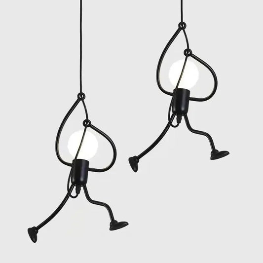 Hængelampe med klatrende figur – kreativt design til moderne og industrielle rum