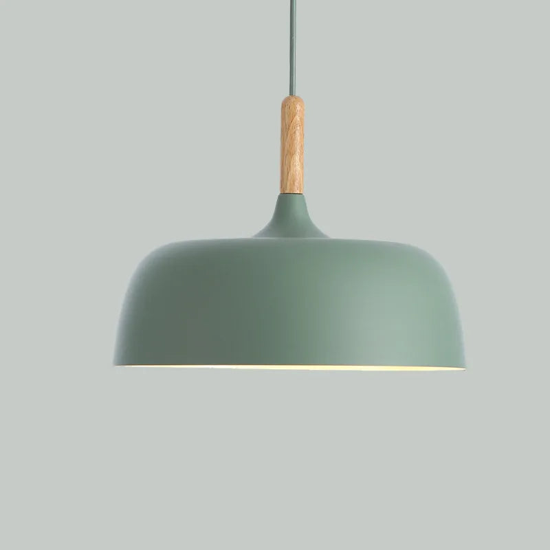 Moderne pendellampe i metal med trædetalje – minimalistisk skandinavisk stil