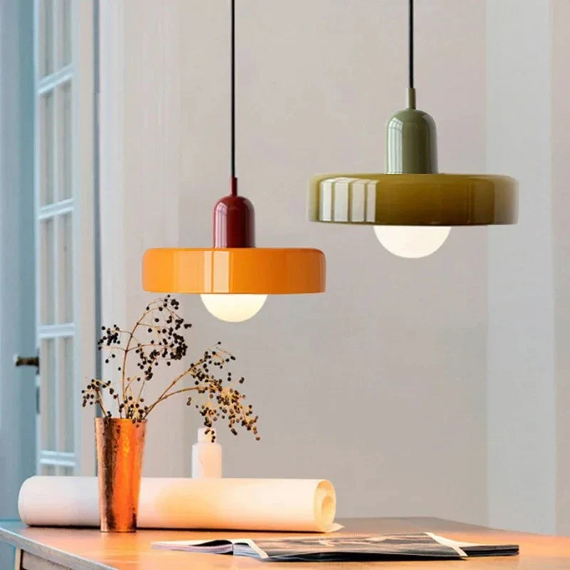 Moderne pendellampe med farvet glasskærm