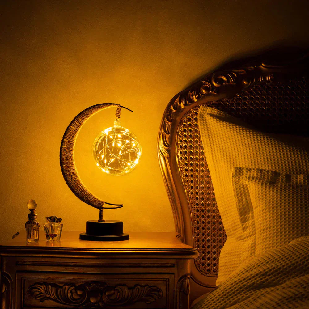 Stemningsfuld LED-bordlampe med glaskugle og halvmåne
