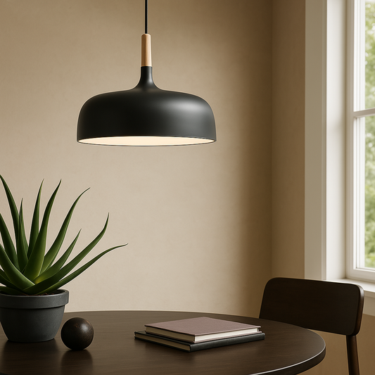 Moderne pendellampe med trædetalje – minimalistisk skandinavisk stil
