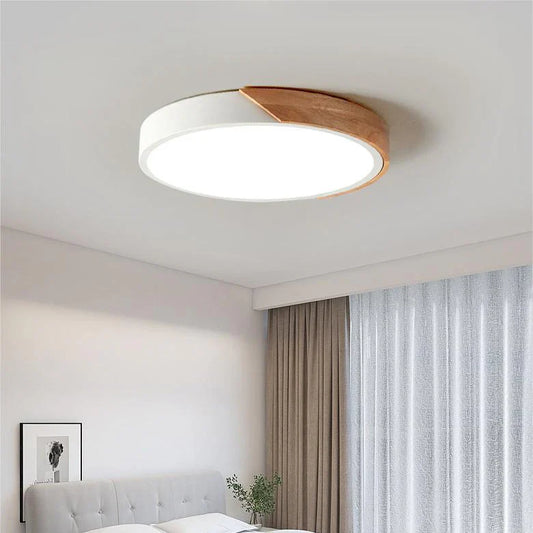Moderne LED-loftlampe med trædetalje – fladt design til lavloftede rum