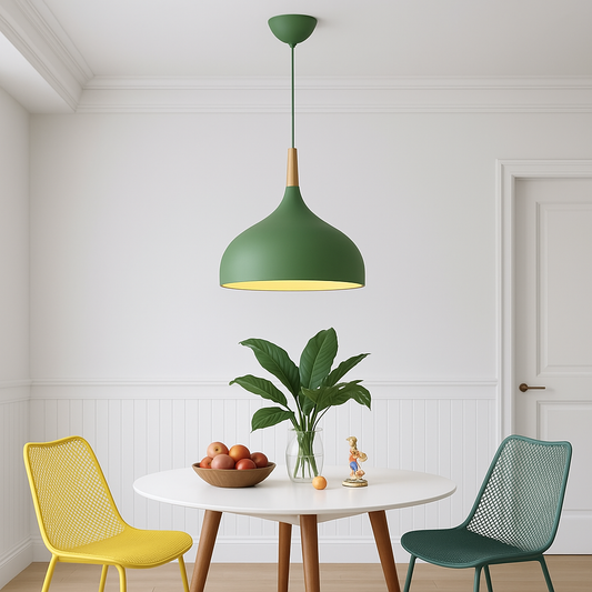 Moderne pendellampe med afrundet form og trædetalje – elegant og nordisk stil