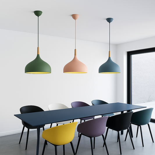 Moderne pendellampe med afrundet form og trædetalje – elegant og nordisk stil