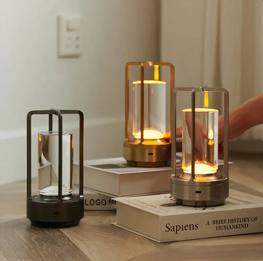 Moderne LED-bordlampe med touch-funktion og elegant metalramme