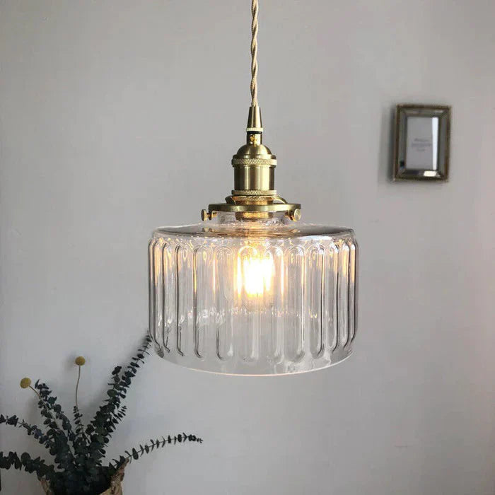 Vintage pendellampe med riflet glasskærm og guldfinish