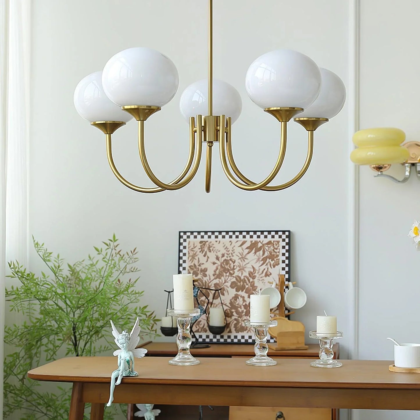 Lysekrone i retro glamour-stil med kugleformede skærme