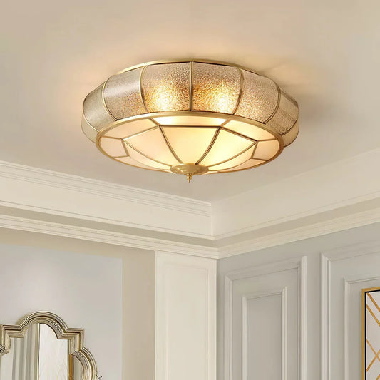 Klassisk loftlampe i retrostil med glas og messing