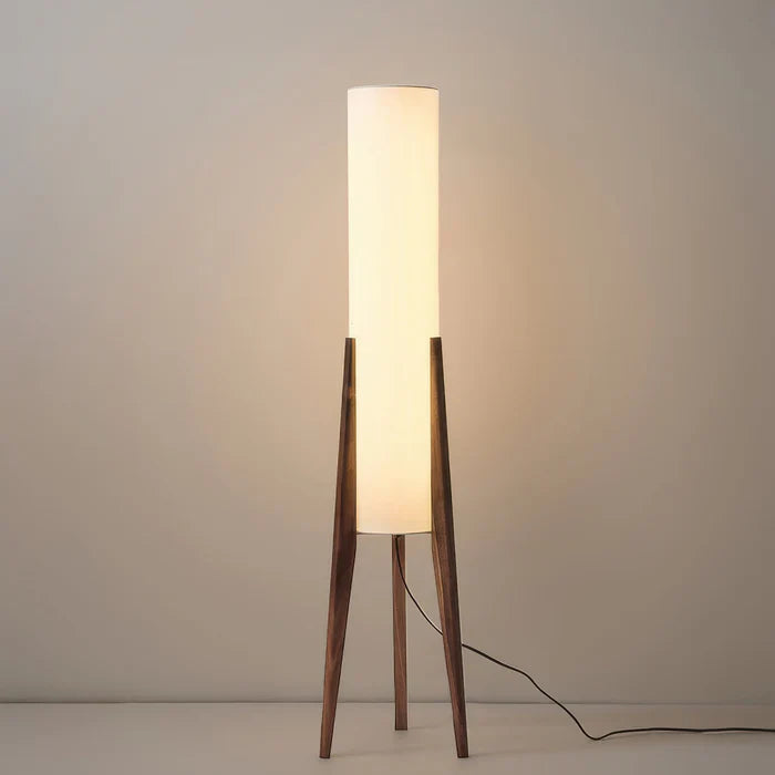 Moderne gulvlampe med træben og cylindrisk skærm