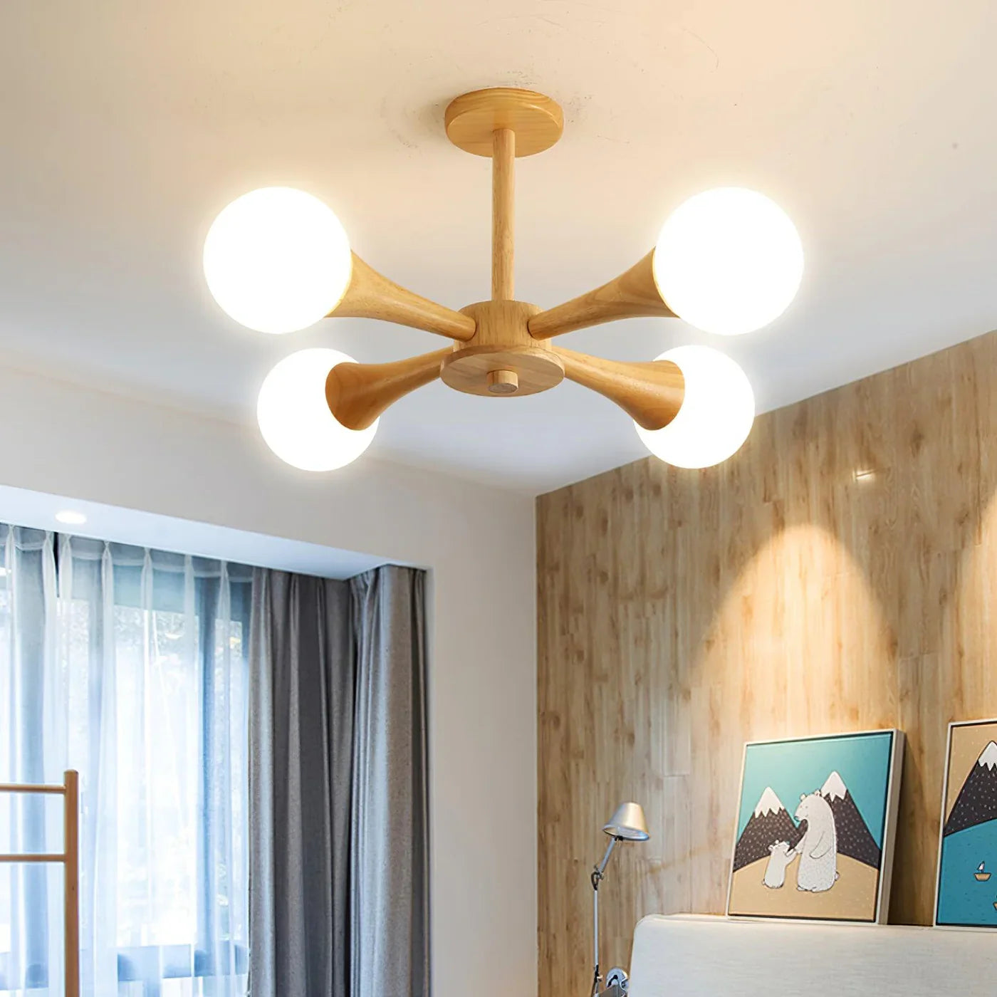 Moderne loftlampe med træarme og kugleformede skærme