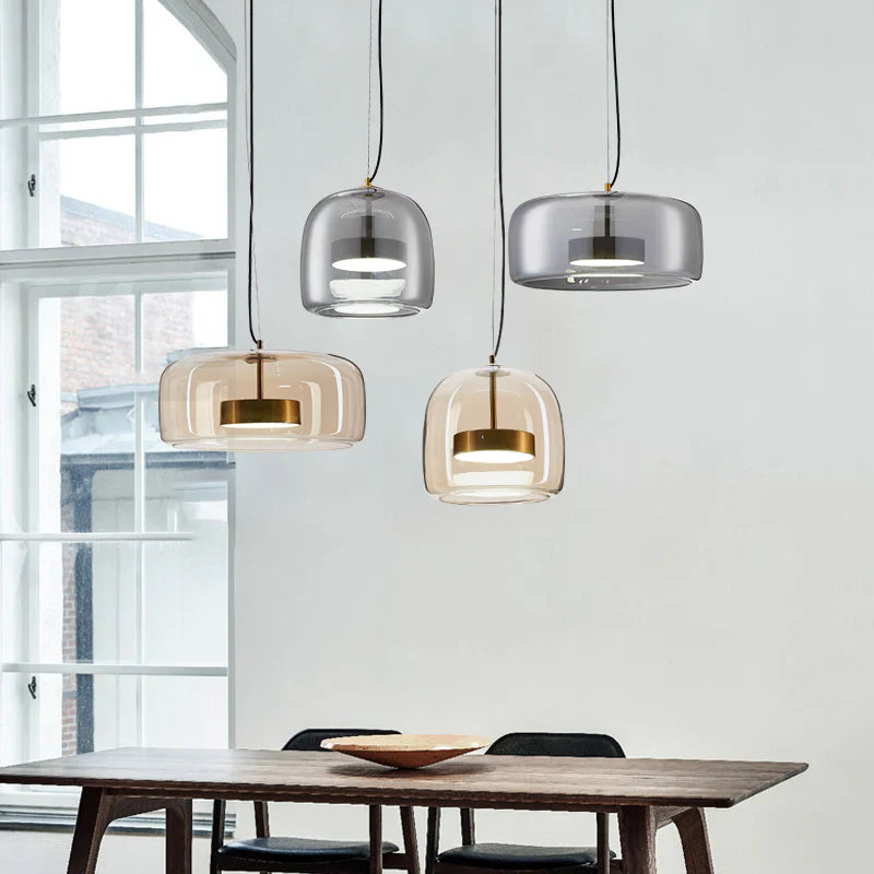 Moderne glaspendellampe med LED og gulddetaljer