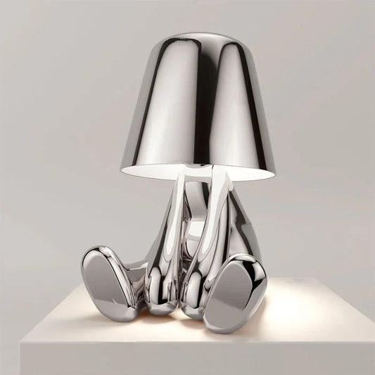 Designer LED bordlampe formet som en siddende figur med blank finish
