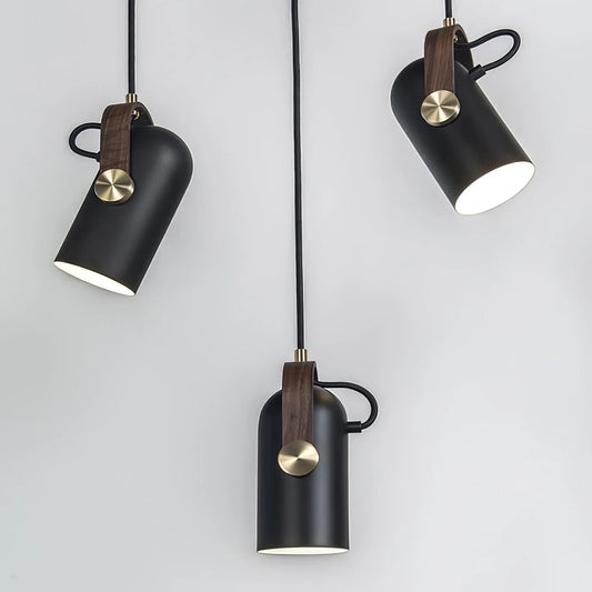 Moderne pendellampe med trædetalje og metalskærm – loft-stil