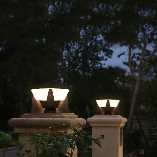 Vandtæt LED-havelampe med solceller – Moderne lampe med geometrisk sokkel