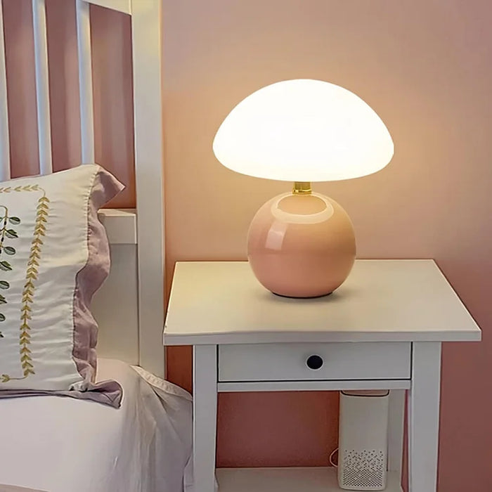 Moderne bordlampe med kugleformet fod og skærm i svampeform