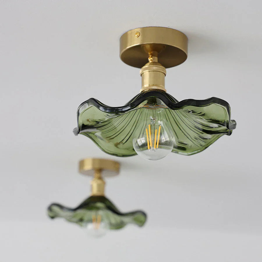 Dekorativ loftlampe med glaslampeskærm i bladform