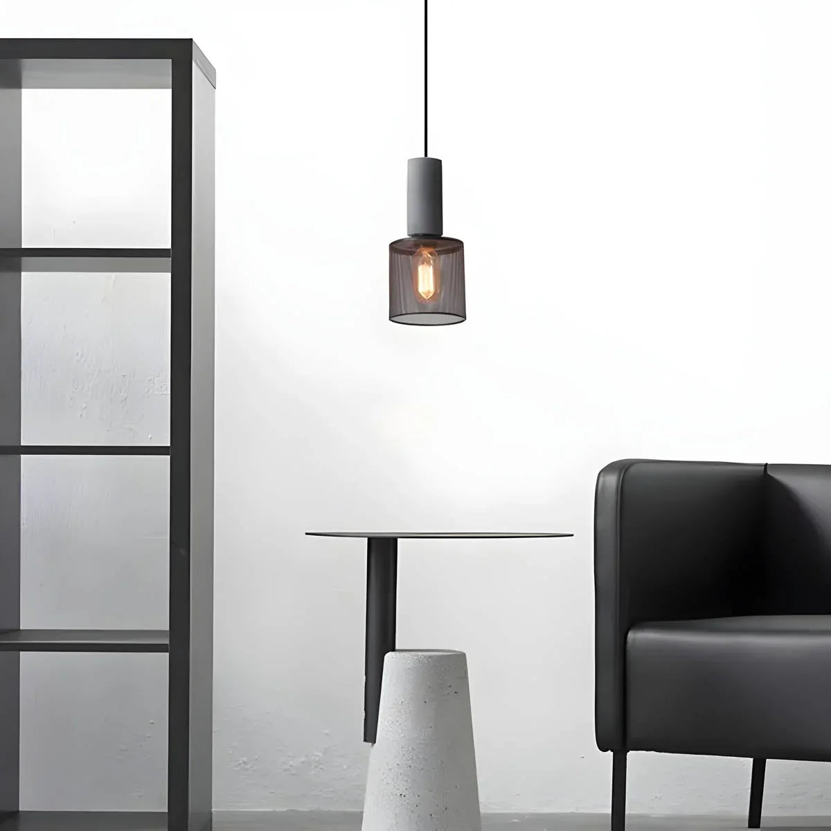 Industriel pendellampe med metallisk trådskærm og LED
