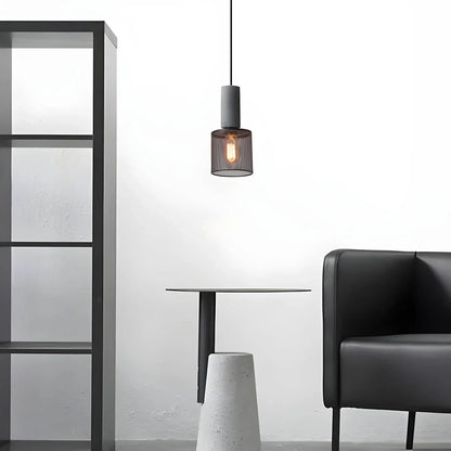 Industriel pendellampe med metallisk trådskærm og LED